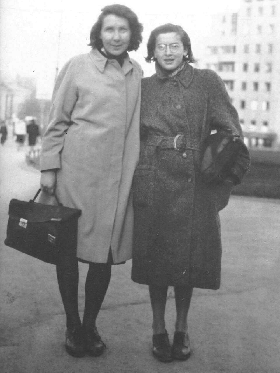 Gunvor Hofmo (t.v.) og Ruth Maier fotografert på Drammensveien i Oslo foran Odd Fellow-gården i 1942.