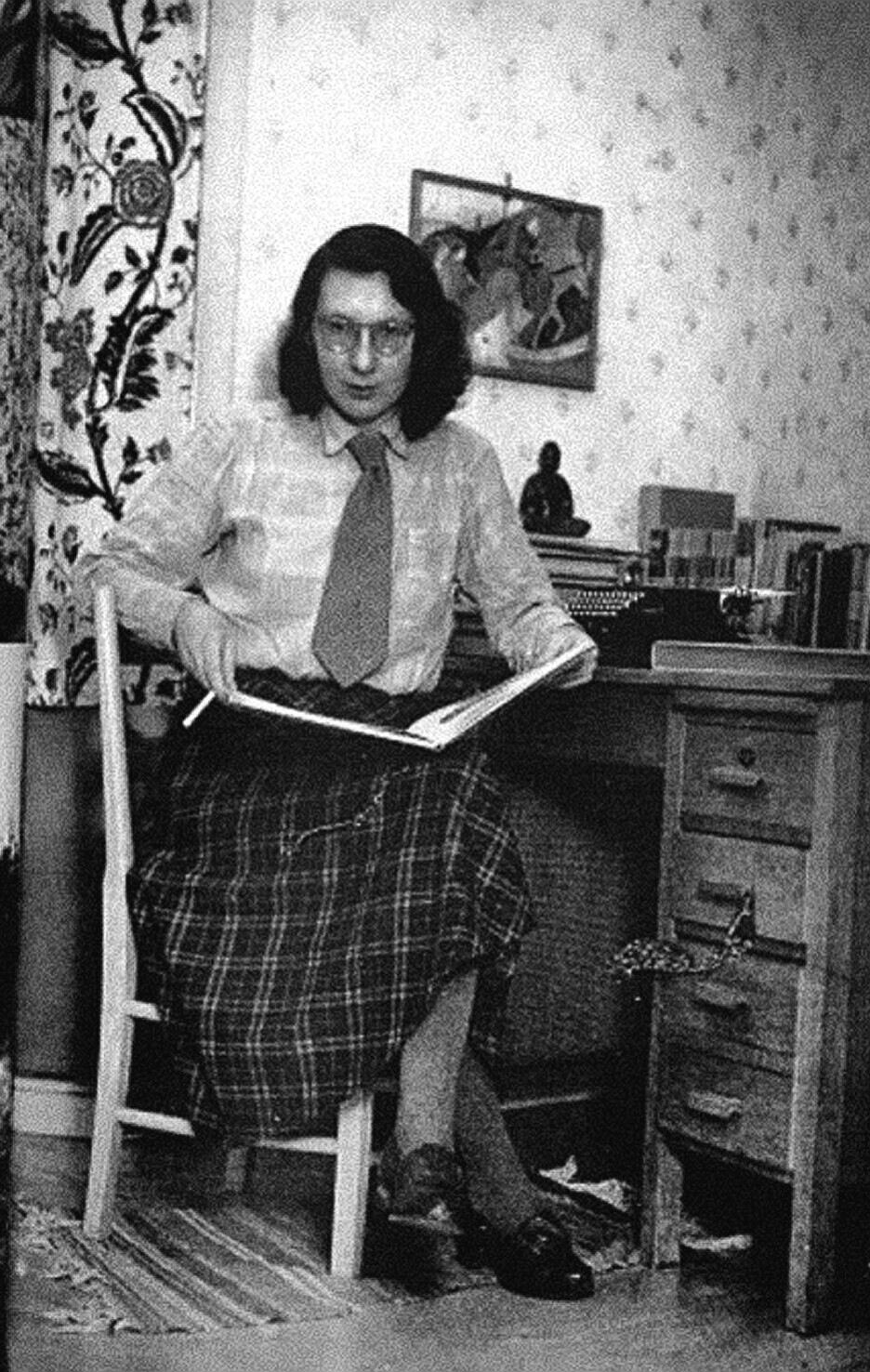 I en avhandling fra 1953 forsøker Gunvor Hofmo å beskrive hvordan hun selv opplever stemmene og «forfølgelsene», og skriver eksplisitt at «jeg er homoseksuell». Hun kler seg i mannfolkklær, til legene på Gaustads store forargelse som nevner det flere ganger i sykejournalene. De prøver stadig å tvinge på henne skjørt.