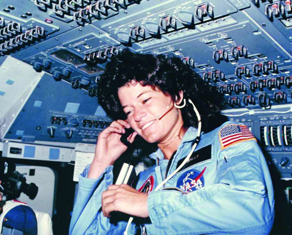 Sally Ride flyter fritt og kommuniserer med bakkekontrollører i Houston under sitt STS-7-oppdrag i juni 1983. Astronauten sto først fram som lesbisk i sin egen nekrolog.