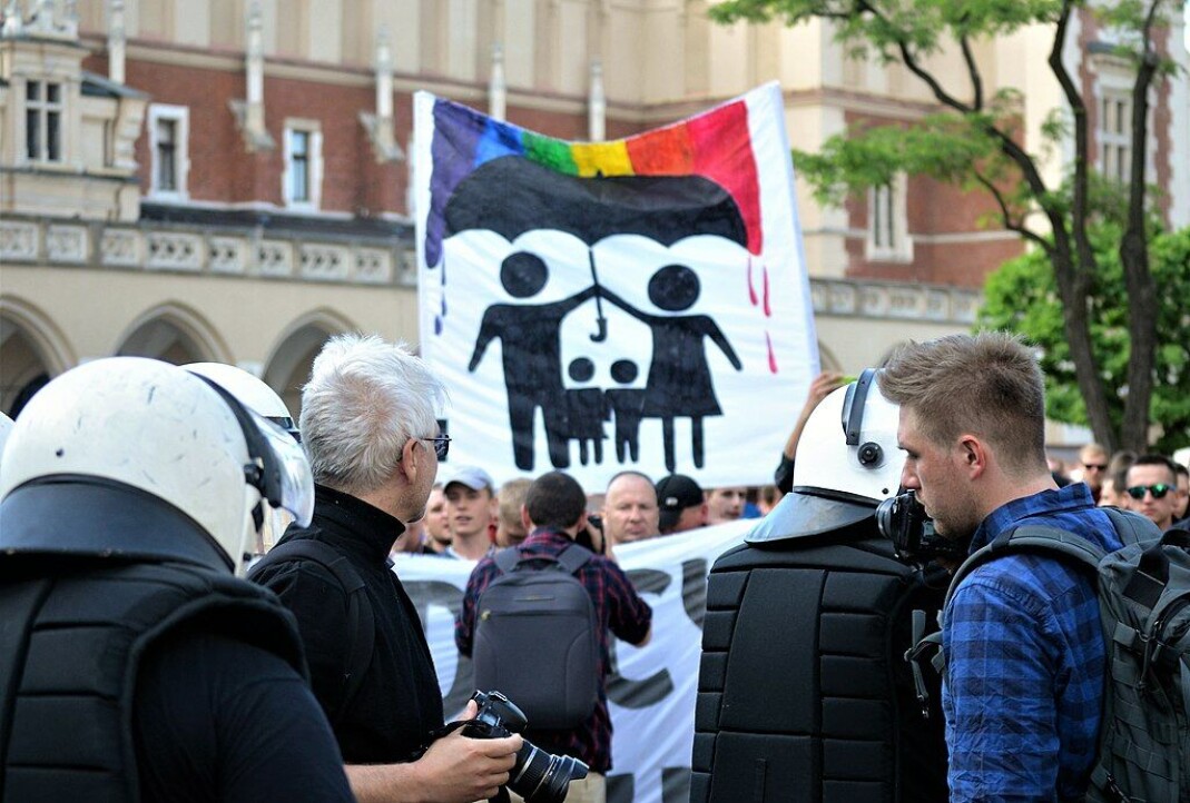 Nasjonalister protesterte på sidelinjene under den polske byen Krakóws Equality March i 2018. Nasjonalister protesterte på sidelinjene under den polske byen Krakóws Equality March i 2018.