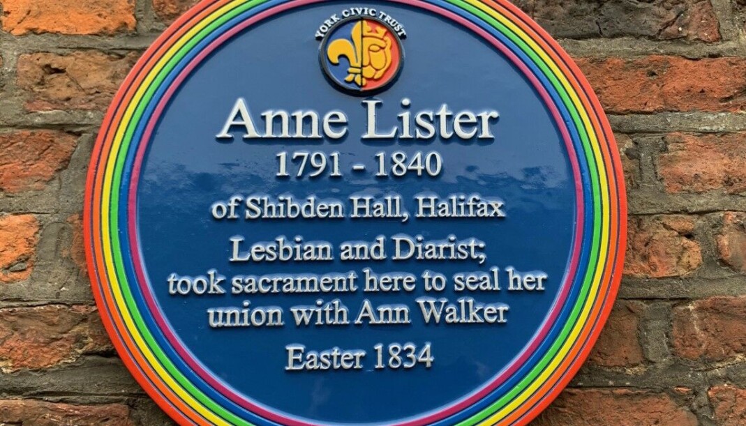 Denne blå plaketten henger utenfor Holy Trinity Church i York der Anne Lister inngikk det hun så på som et ekteskap, med Ann Walker i 1834. Denne blå plaketten henger utenfor Holy Trinity Church i York der Anne Lister inngikk det hun så på som et ekteskap, med Ann Walker i 1834.