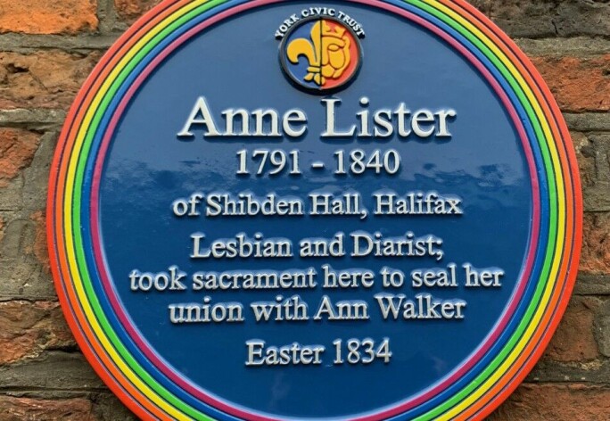 Denne blå plaketten henger utenfor Holy Trinity Church i York der Anne Lister inngikk det hun så på som et ekteskap, med Ann Walker i 1834.