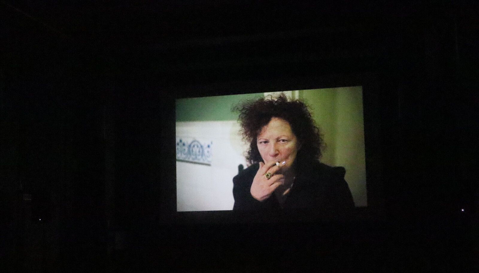 Stillbilde fra kunstfilmen « Memory Lost». I den skildrer Nan Goldin kunstnerisk hvordan det er å leve med og se verden gjennom en linse av misbruk. I det aller meste av den 24 minutter lange filmen er menneskene og motivene ute av fokus. Stillbilde fra kunstfilmen « Memory Lost». I den skildrer Nan Goldin kunstnerisk hvordan det er å leve med og se verden gjennom en linse av misbruk. I det aller meste av den 24 minutter lange filmen er menneskene og motivene ute av fokus.