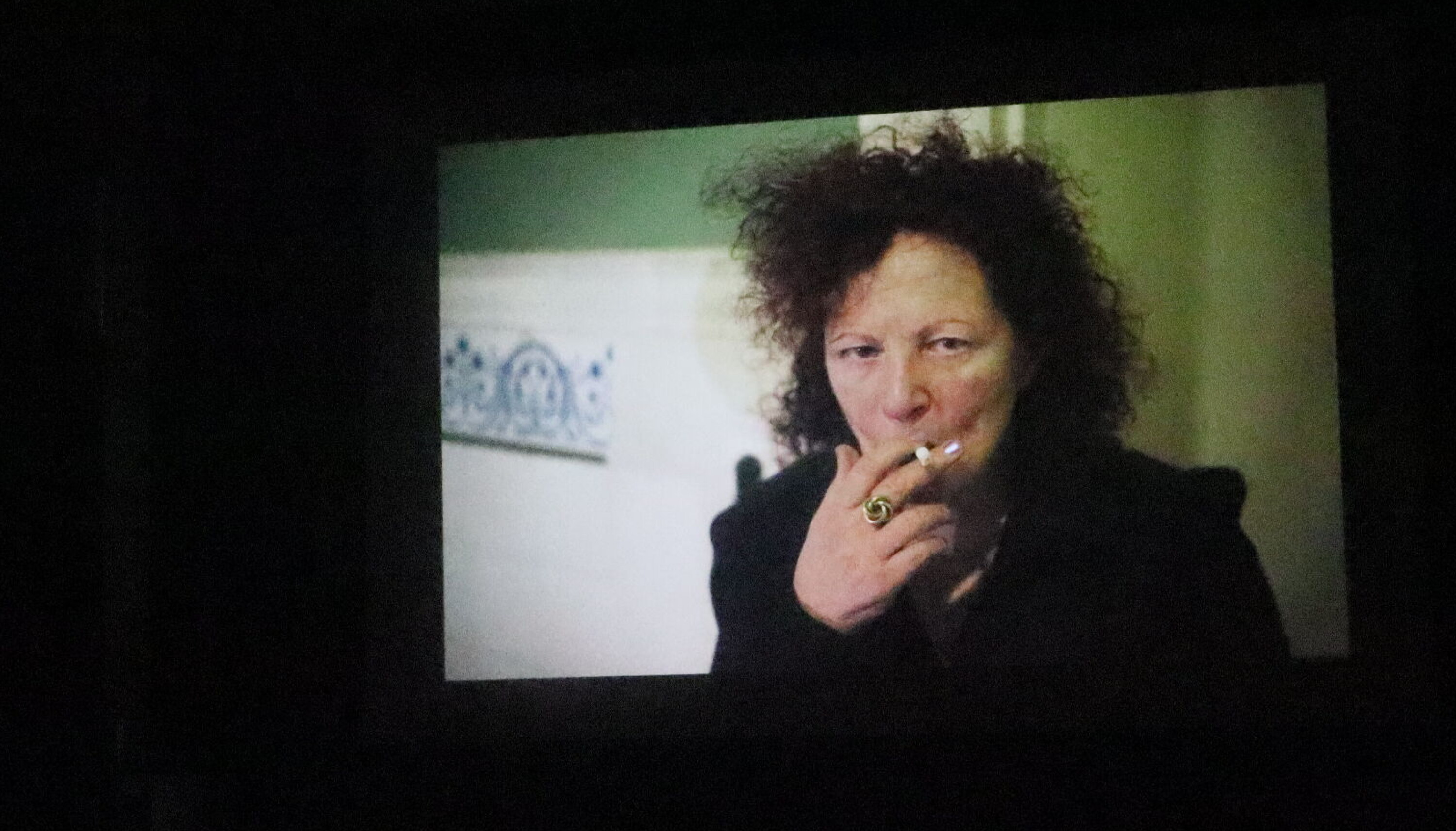Stillbilde fra kunstfilmen « Memory Lost». I den skildrer Nan Goldin kunstnerisk hvordan det er å leve med og se verden gjennom en linse av misbruk. I det aller meste av den 24 minutter lange filmen er menneskene og motivene ute av fokus.