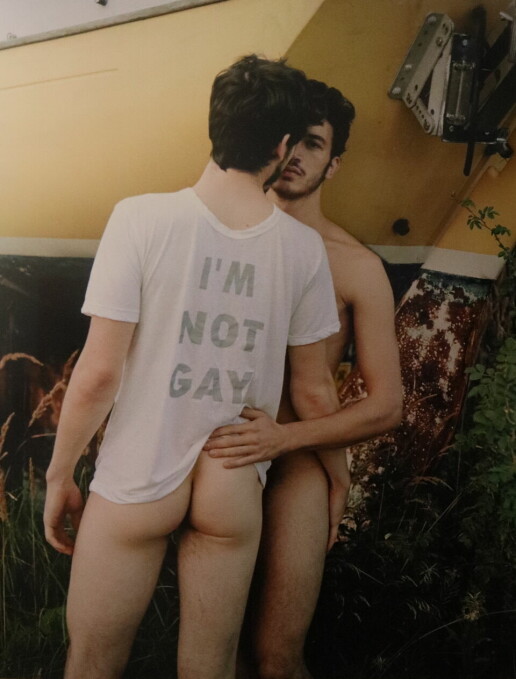 Den engelske fotografen AdeY har fanget et komplekst øyeblikk av to menn som er intime – eller kanskje ikke? Det vakre bildet av en nær og naken sommerdag lar seg vanskelig tolke udelt positiv.