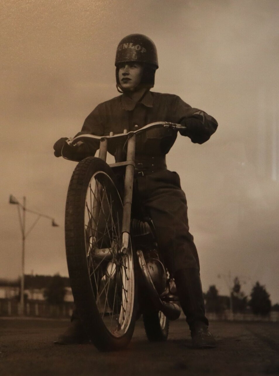 NTB viser deler av sitt enorme arkiv. Blant annet dette tidsbildet av norske Edna Falao, som i 1954 var Europas eneste kvinnelige speedway-kjører.