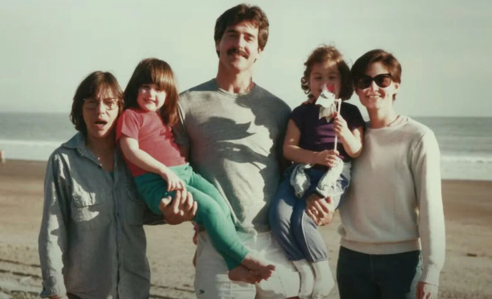 Mor Sandy Russo (t.v.), storesøster Cade Russo-Young, sæddonor Tom Steel, filmskaper og lillesøster Ry Russo-Young og mor Robin Young i «Nuclear Family». Mor Sandy Russo (t.v.), storesøster Cade Russo-Young, sæddonor Tom Steel, filmskaper og lillesøster Ry Russo-Young og mor Robin Young i «Nuclear Family».