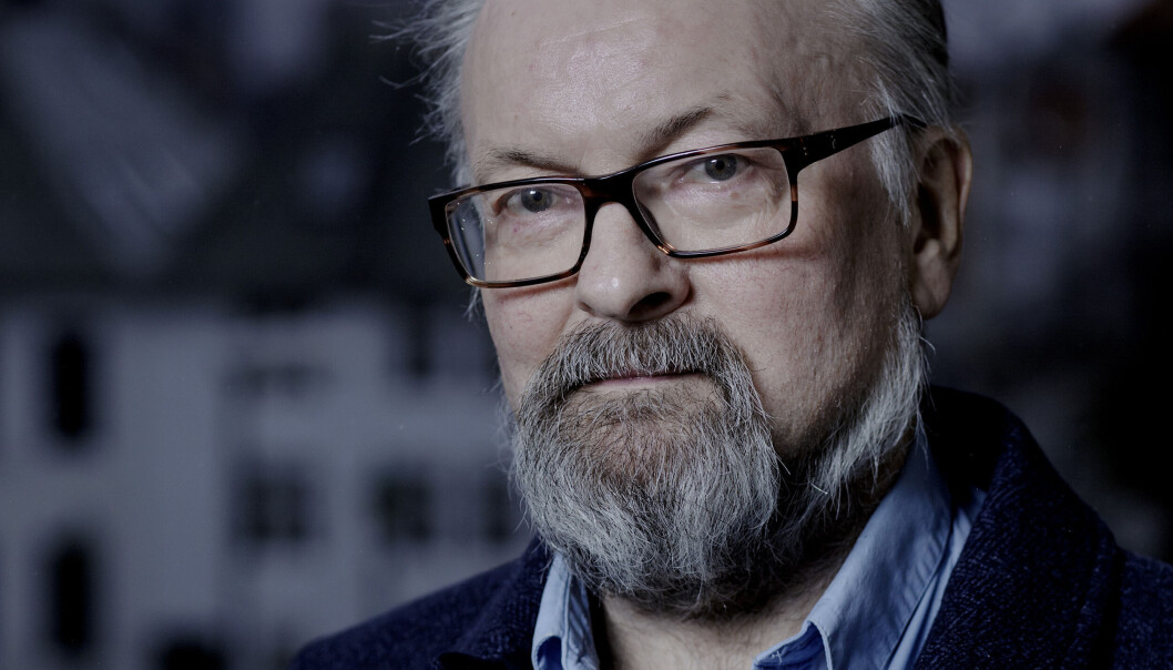 Per Knutsen debuterte som forfatter i 1976. Han har siden skrevet en rekke barne- og ungdomsbøker og flere voksen-romaner. Hans siste bok handler om Teo, en homofil tenåring som ikke så lett lar seg kue av omgivelsene. Per Knutsen debuterte som forfatter i 1976. Han har siden skrevet en rekke barne- og ungdomsbøker og flere voksen-romaner. Hans siste bok handler om Teo, en homofil tenåring som ikke så lett lar seg kue av omgivelsene.