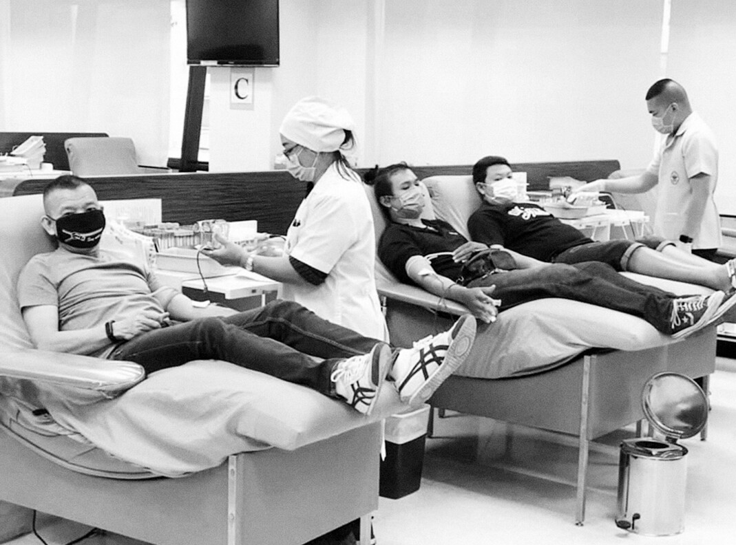 Røde Kors i Thailand nekter homofile menn å gi blod til tross for blodmangelen ved sykehusene under koronaepidemien.