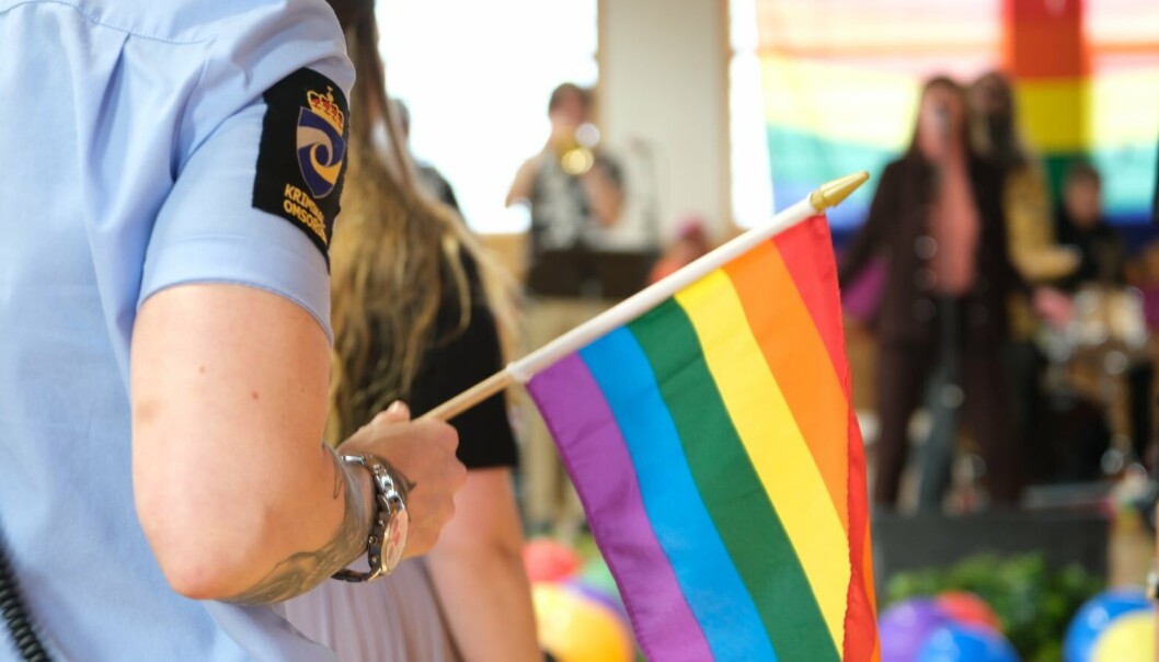Det var ikke bare innsatte som deltok i feiringen. Også de ansatte veivet med prideflagg. Det var ikke bare innsatte som deltok i feiringen. Også de ansatte veivet med prideflagg.