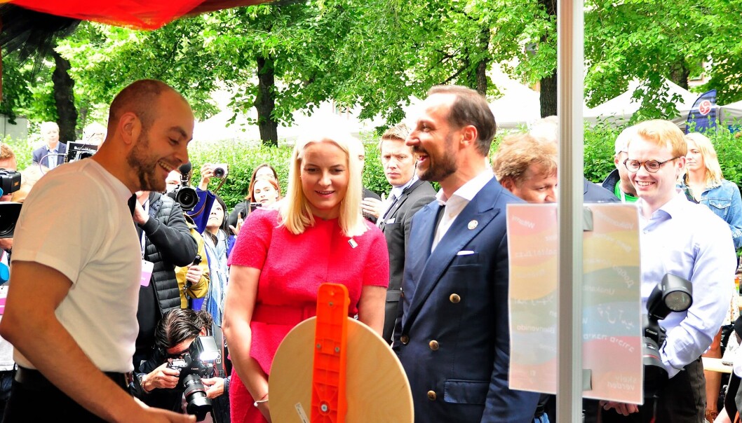 Kronprins Haakon og kronprinsesse Mette-Marit besøkte i dag Oslo Pride og Pride Park. Kronprinsparet møtte frivillige, aktivister og andre aktører i en rekke organisasjoner og grupper. Her prøver kronprinsparet lykkehjulet på standen til Skeiv Verden. Kronprins Haakon og kronprinsesse Mette-Marit besøkte i dag Oslo Pride og Pride Park. Kronprinsparet møtte frivillige, aktivister og andre aktører i en rekke organisasjoner og grupper. Her prøver kronprinsparet lykkehjulet på standen til Skeiv Verden.
