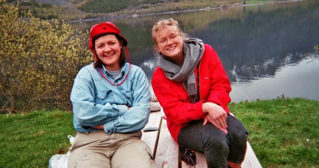 Maria Refsland og Synneva Gjelland står bak Kor faen blei det av Norge?! Deres andre album tar oss med på relasjonsjakt. Maria Refsland og Synneva Gjelland står bak Kor faen blei det av Norge?! Deres andre album tar oss med på relasjonsjakt.