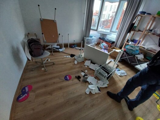Slik så lokalene ut etter at gruppen hadde dratt. Slik så lokalene ut etter at gruppen hadde dratt.