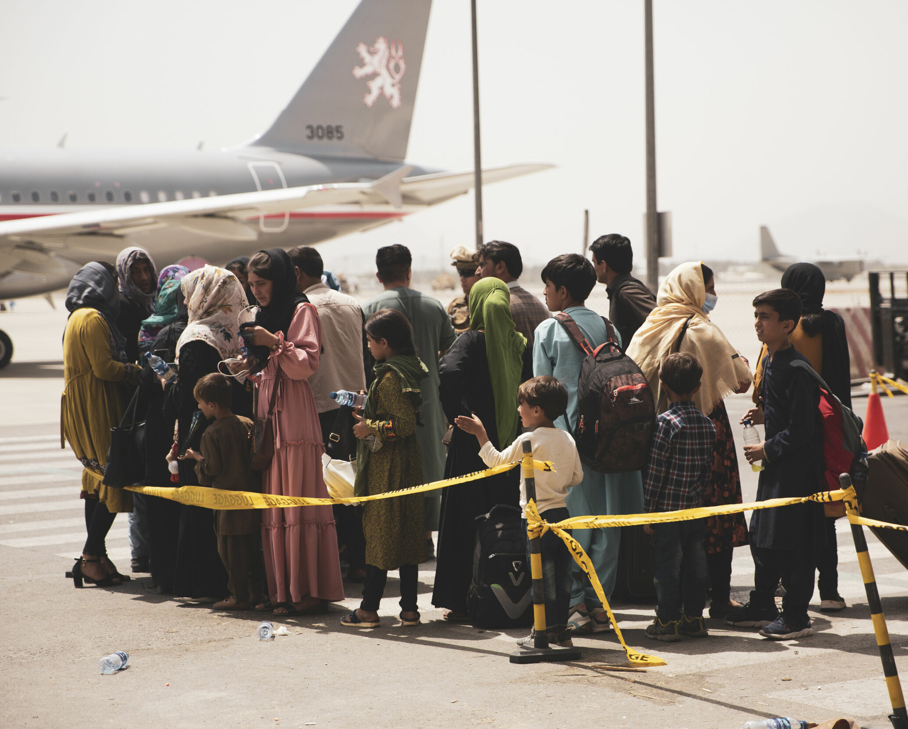IKKE ALLE KOM SEG UT: Sivile afghanere gjør seg klare til å evakueres fra Hamid Karzai International Airport i Kabul, Afghanistan, 18. august 2021. Nå har britiske myndigheter begynt evakueringen av lhbt+befolkningen.