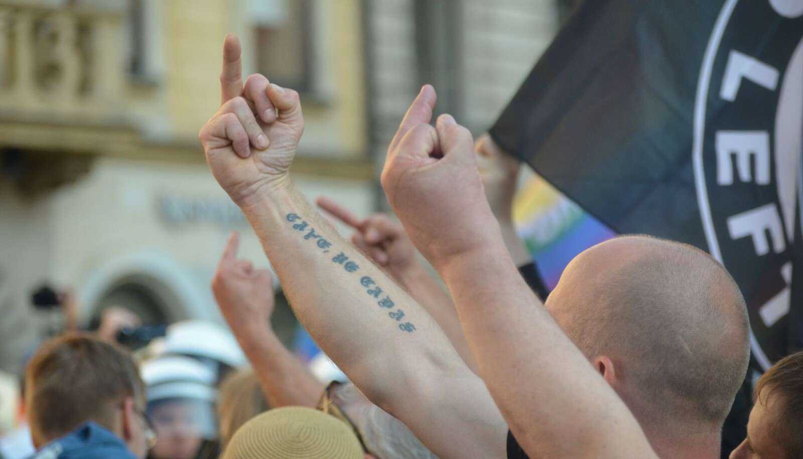 Det har lenge vært heftig debatt om skeives rettigheter i Polen. Her står nasjonalister og anti-lhbt-demonstranter på sidelinjen under den årlige skeive markeringen Det har lenge vært heftig debatt om skeives rettigheter i Polen. Her står nasjonalister og anti-lhbt-demonstranter på sidelinjen under den årlige skeive markeringen