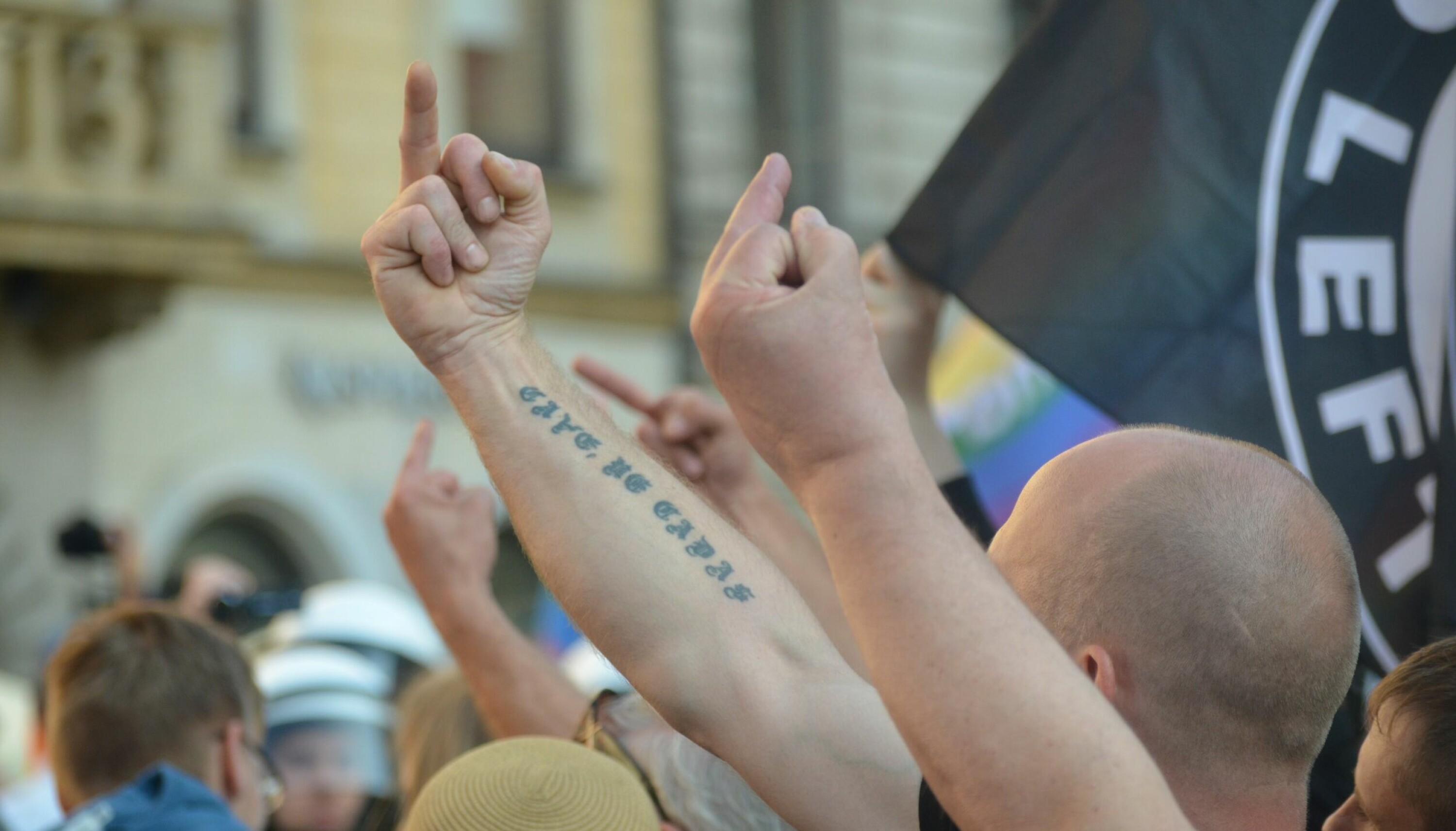 Det har lenge vært heftig debatt om skeives rettigheter i Polen. Her står nasjonalister og anti-lhbt-demonstranter på sidelinjen under den årlige skeive markeringen 'Equality March' i Kraków i 2018.