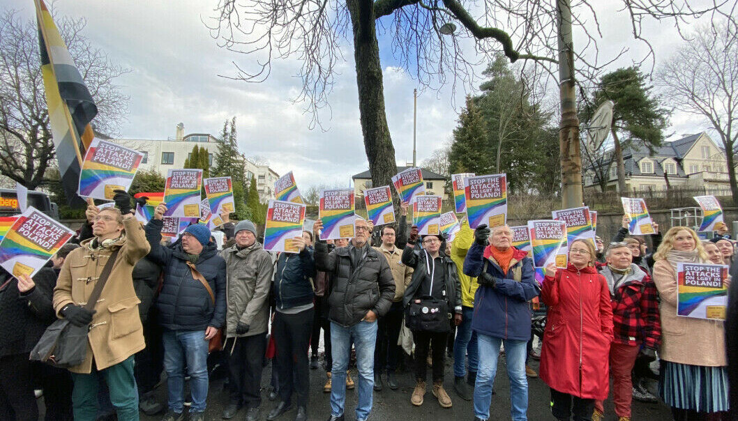 11. mars 2020 inviterte FRI, FRI Oslo og Viken, Den norske Helsingforskomité og Amnesty International Norge til demonstrasjon utenfor den polske ambassaden i Oslo. Demonstrasjonen ble arrangert i solidaritet med skeive i Polen, og for å si klart ifra om at utviklingen bryter med grunnleggende menneskerettigheter. 11. mars 2020 inviterte FRI, FRI Oslo og Viken, Den norske Helsingforskomité og Amnesty International Norge til demonstrasjon utenfor den polske ambassaden i Oslo. Demonstrasjonen ble arrangert i solidaritet med skeive i Polen, og for å si klart ifra om at utviklingen bryter med grunnleggende menneskerettigheter.