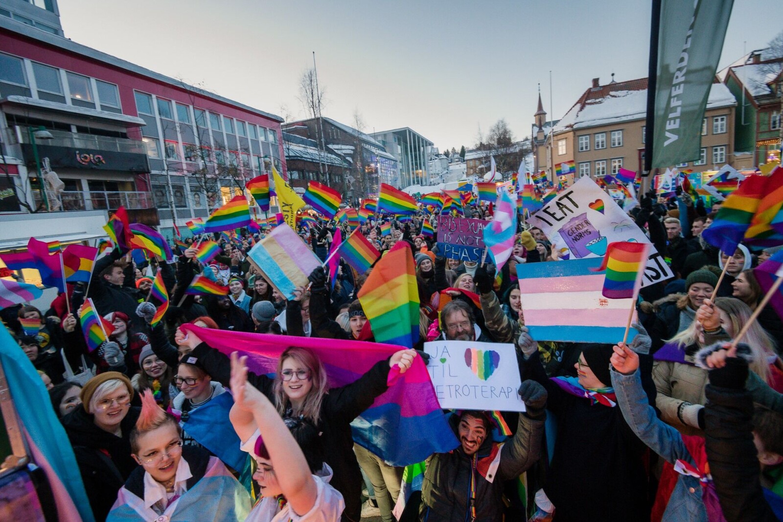 I 2019 møtte rekordmange opp i paraden. Hele 7000 mennesker samlet seg i Tromsø for å feire det skeive mangfoldet. I 2019 møtte rekordmange opp i paraden. Hele 7000 mennesker samlet seg i Tromsø for å feire det skeive mangfoldet.