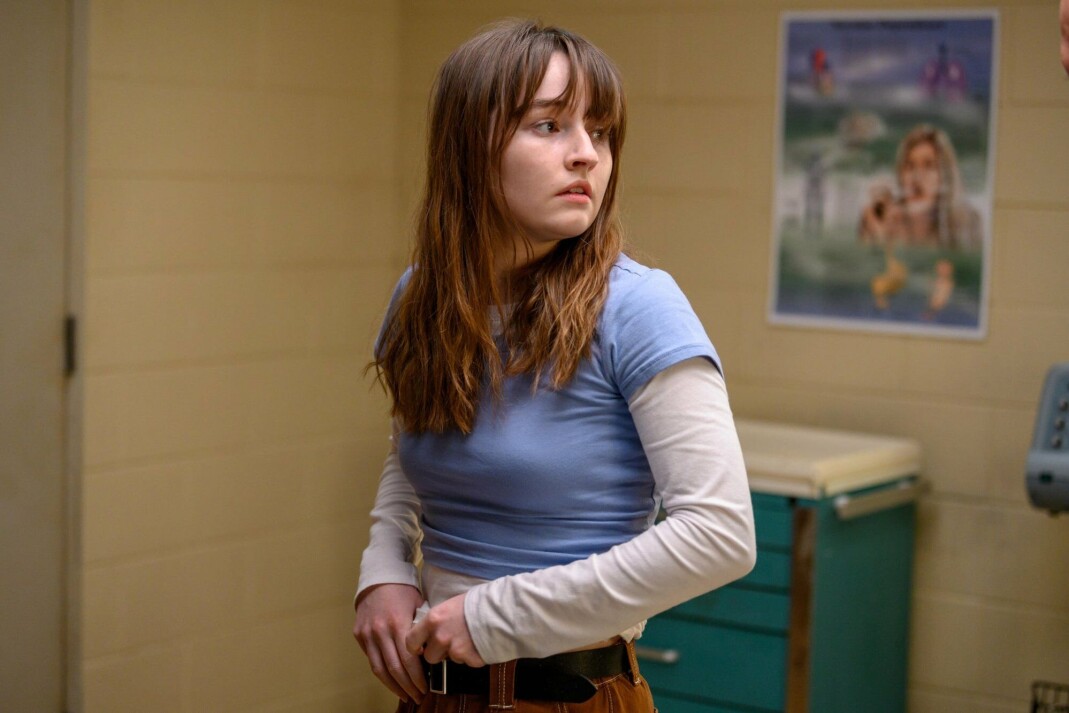 Kaitlyn Dever i rollen som Betsy Mallum i «Dopesick». Kaitlyn Dever i rollen som Betsy Mallum i «Dopesick».