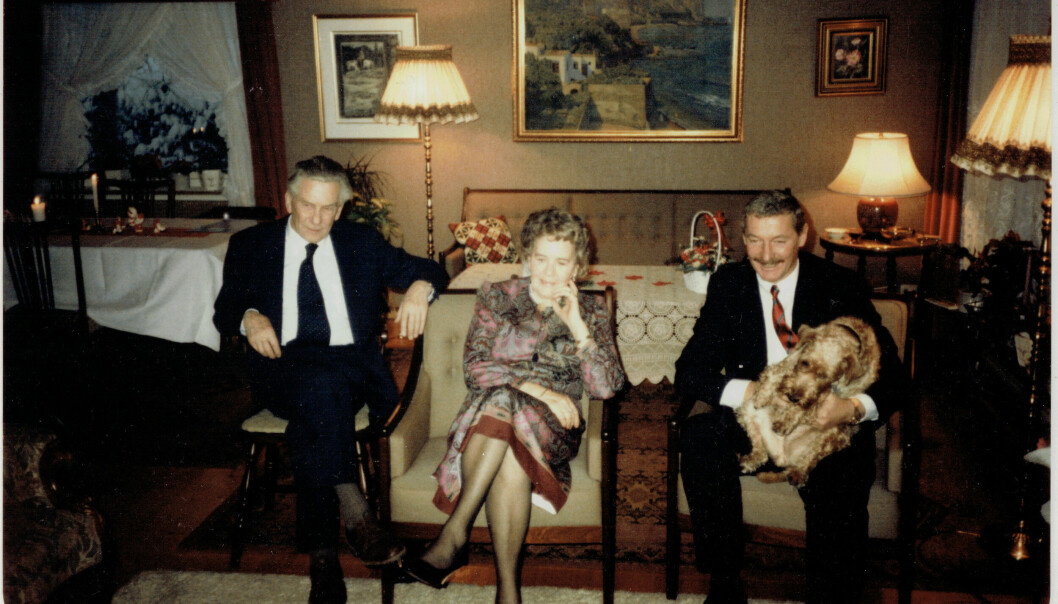 Foreldrene Magne og Kari Flem sammen med sønnen Per Magne og hunden Noni på slutten av 80-tallet.