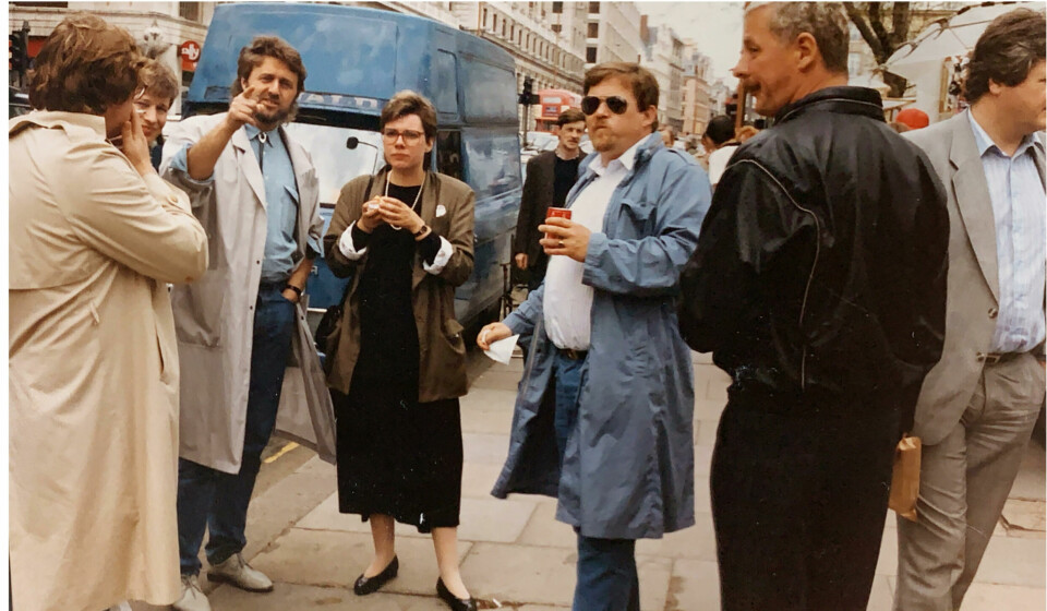 Anne Lise Gjetvik (midten), kollega i VG og venninne av Per Magne (i skinnjakke), mener å huske at det var på en vaktsjeftur til London i 1987 at hun fikk vite at samboeren hans Petter, hadde fått hiv.