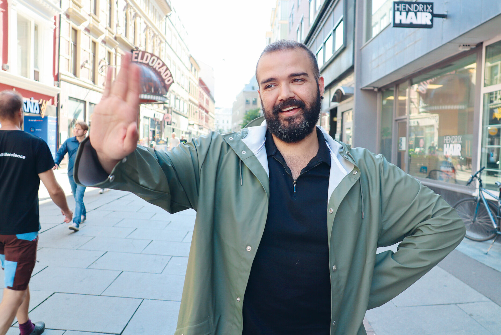Selv om sola skinner, skal regnjakka være på. – Den er slankende, forklarer Hani Assaf. Selv om sola skinner, skal regnjakka være på. – Den er slankende, forklarer Hani Assaf.