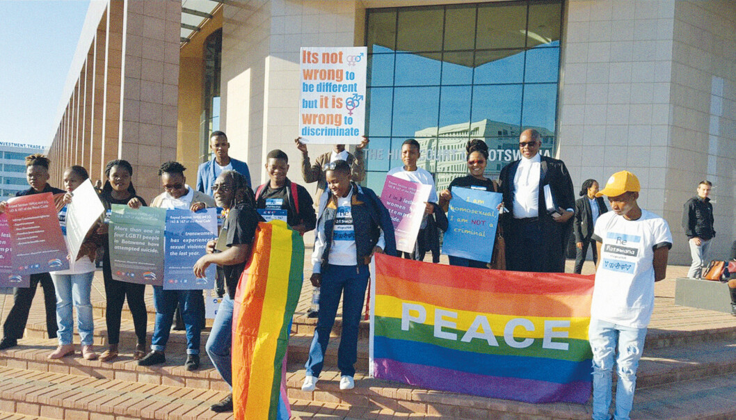 Aktivister utenfor Botswanas høyesterett da sex mellom samtykkende voksne av samme kjønn ble avkriminaliserte i 2019. Landets regjering var, og er fortsatt, uenig.