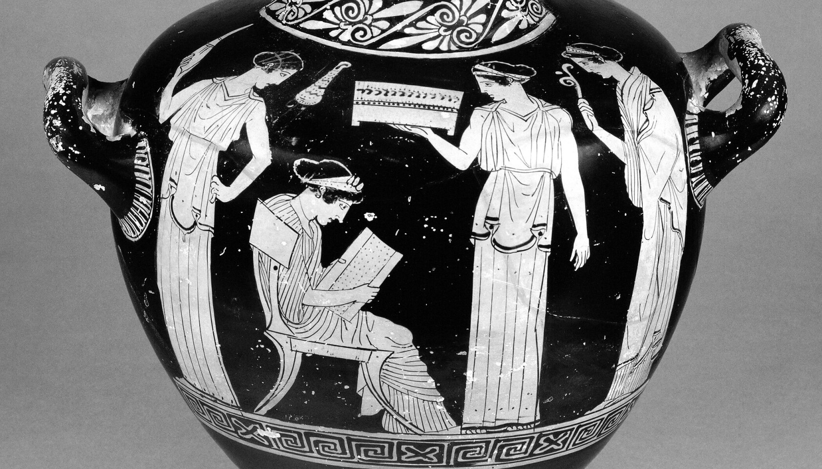I The British Museum finnes en antikk vase som viser dikteren Sapfo sittende med en skriftrull i hendene. Historikerne vet at dette er en framstilling av diktekunstens mor, som levde for ca. 2500 år siden, fordi det finnes en tilsvarende i Athen med navnet hennes på. I The British Museum finnes en antikk vase som viser dikteren Sapfo sittende med en skriftrull i hendene. Historikerne vet at dette er en framstilling av diktekunstens mor, som levde for ca. 2500 år siden, fordi det finnes en tilsvarende i Athen med navnet hennes på.