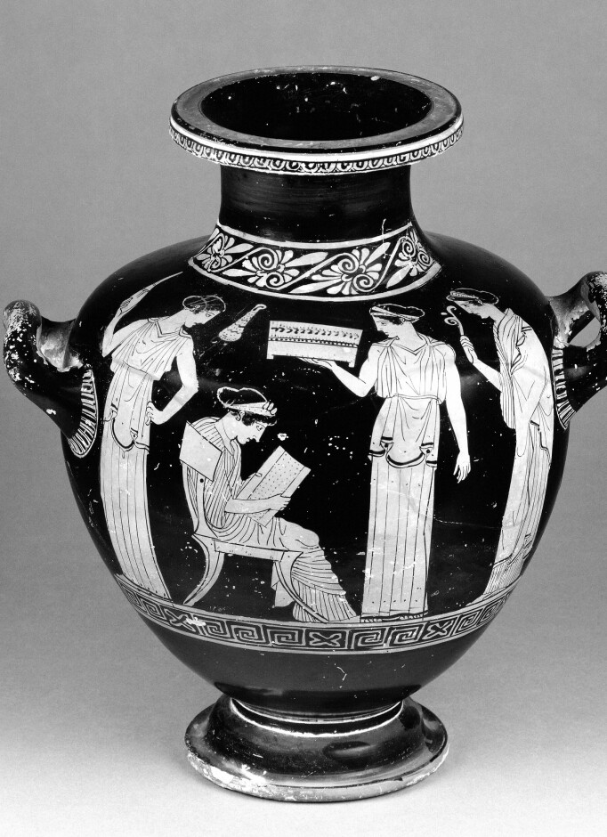 I The British Museum finnes en antikk vase som viser dikteren Sapfo sittende med en skriftrull i hendene. Historikerne vet at dette er en framstilling av diktekunstens mor, som levde for ca. 2500 år siden, fordi det finnes en tilsvarende i Athen med navnet hennes på.