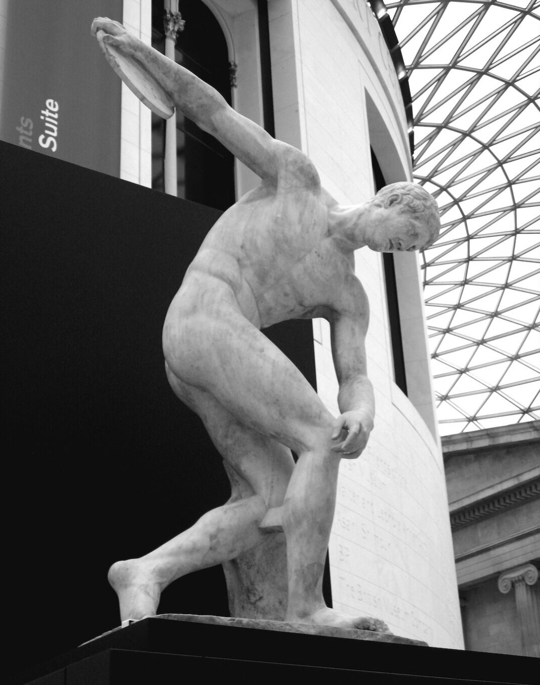 I podkasten «Desire, Love, Identity» settes den ikoniske statuen diskoskasteren» inn i en annen kontekst enn historikerne har gjort tidligere . I podkasten «Desire, Love, Identity» settes den ikoniske statuen diskoskasteren» inn i en annen kontekst enn historikerne har gjort tidligere .