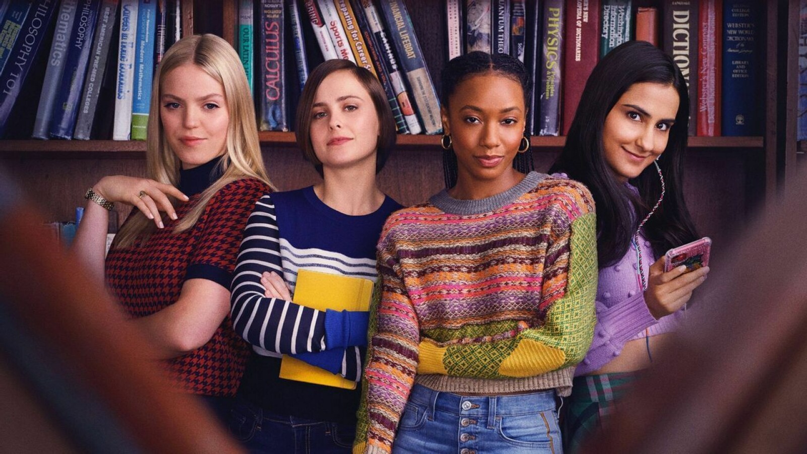 Livene til universitetsjentene (fra venstre) Leighton (Reneé Rapp), Kimberly (Pauline Chalamet), Whitney (Alyah Chanelle Scott), og Bela (Amrit Kaur) er preget av skoletrøbbel og sexentusiasme. Livene til universitetsjentene (fra venstre) Leighton (Reneé Rapp), Kimberly (Pauline Chalamet), Whitney (Alyah Chanelle Scott), og Bela (Amrit Kaur) er preget av skoletrøbbel og sexentusiasme.