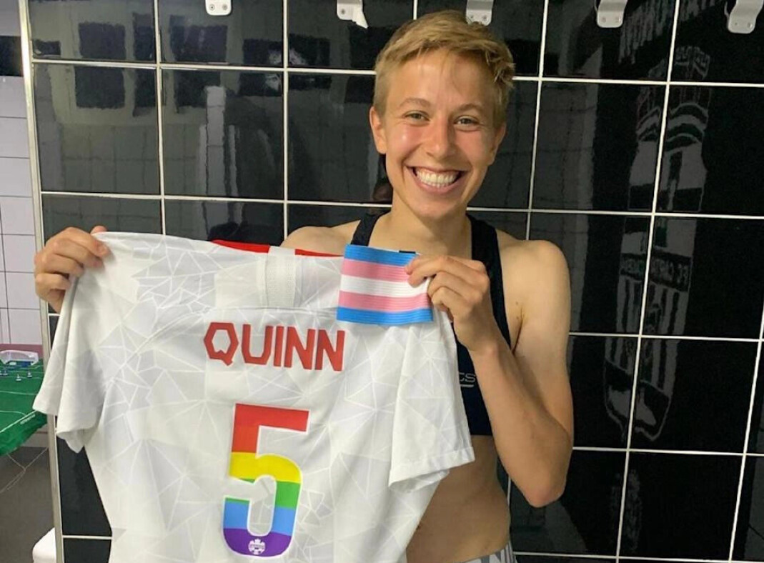 Den kanadiske fotballspilleren Quinn, som i juli ble den første åpne transutøveren til å delta i OL, kaller de nye reglene «banebrytende». Den kanadiske fotballspilleren Quinn, som i juli ble den første åpne transutøveren til å delta i OL, kaller de nye reglene «banebrytende».
