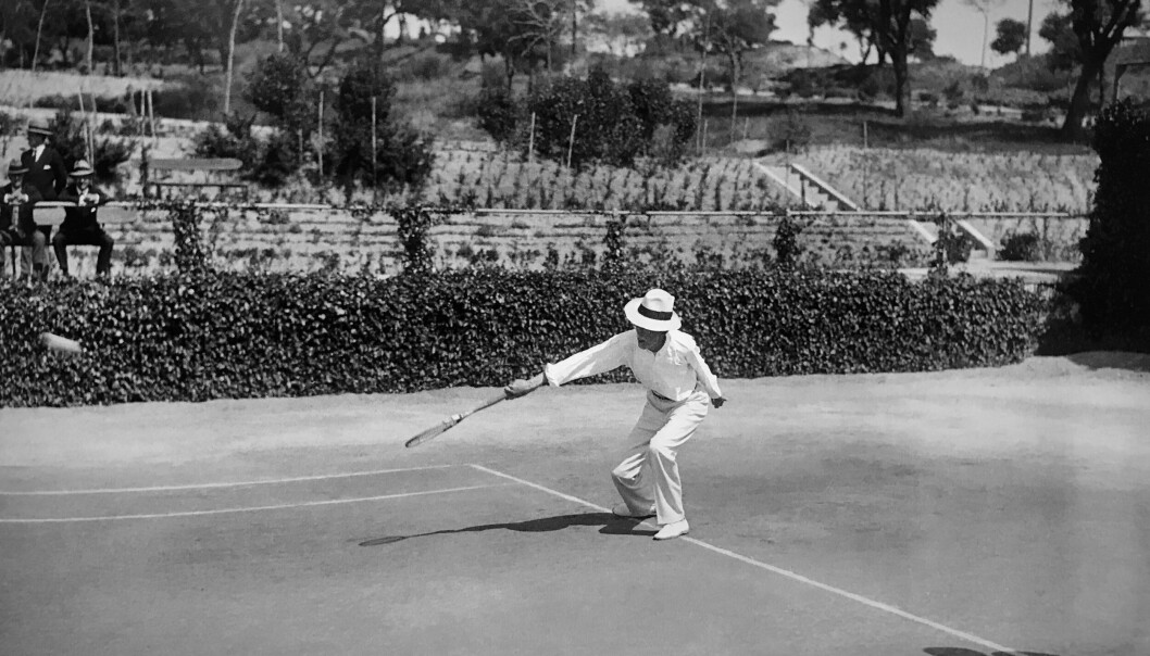 På gode dager spilte Gustaf V tennis og gikk på jakt mellom møtene med regjeringen og representasjonspliktene. På dårlige dager dyrket han favoritthobbyen sin. Han broderte. På gode dager spilte Gustaf V tennis og gikk på jakt mellom møtene med regjeringen og representasjonspliktene. På dårlige dager dyrket han favoritthobbyen sin. Han broderte.