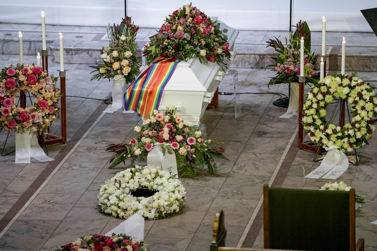 Blomster og lys ved båren før bisettelsen av Kim Friele i Oslo domkirke mandag.