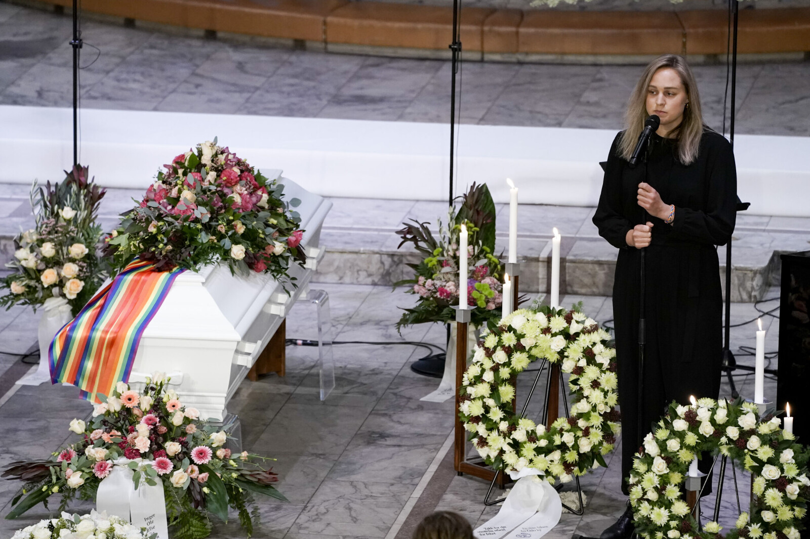 Artist Frida Ånnevik sang «Å, den som var en løvetann» (Alf Prøysen/Alf Cranner) under bisettelsen. Artist Frida Ånnevik sang «Å, den som var en løvetann» (Alf Prøysen/Alf Cranner) under bisettelsen.