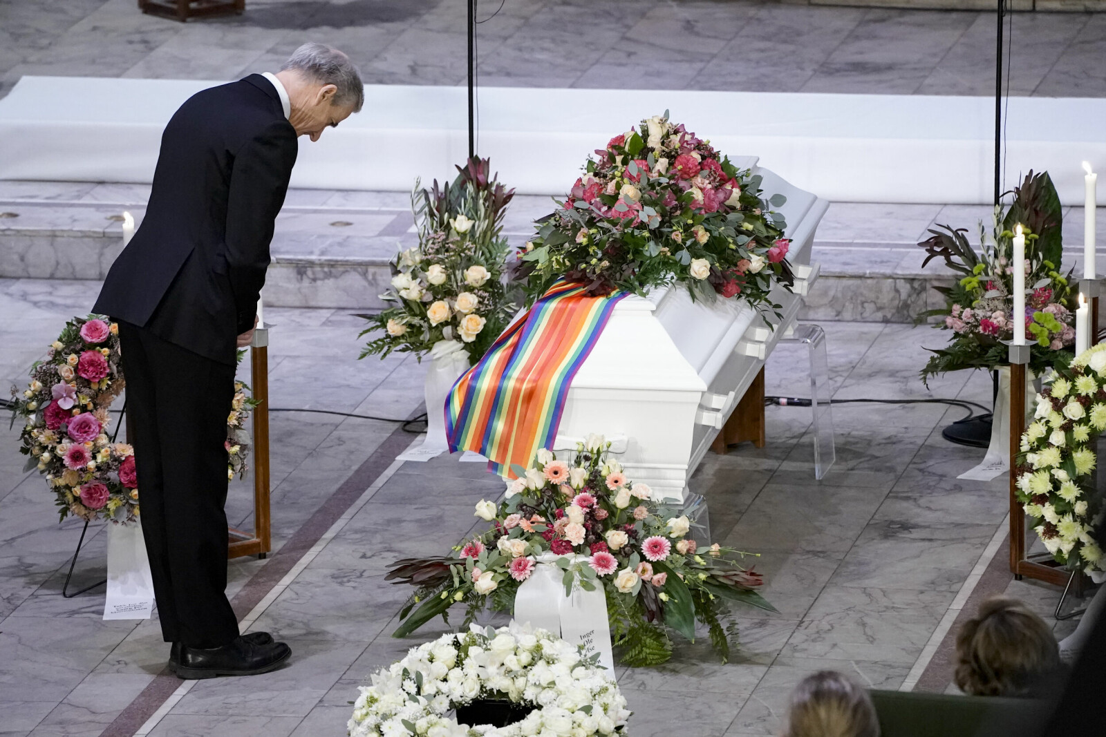 Jonas Gahr Støre bukket ved båren etter sin tale i begravelsen. – Kim Friele satte ord på urettferdigheten, uttalte statsministeren.