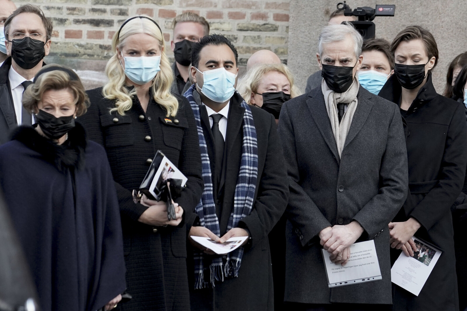 Dronning Sonja, kronprinsesse Mette-Marit, stortingspresident Masud Gharahkhani , høyesterettsjustitiarius Toril Marie Øie, statsminister Jonas Gahr Støre og kultur- og likestillingsminister Anette Trettebergstuen fulgte båren ut av kirken etter bisettelsen. Dronning Sonja, kronprinsesse Mette-Marit, stortingspresident Masud Gharahkhani , høyesterettsjustitiarius Toril Marie Øie, statsminister Jonas Gahr Støre og kultur- og likestillingsminister Anette Trettebergstuen fulgte båren ut av kirken etter bisettelsen.