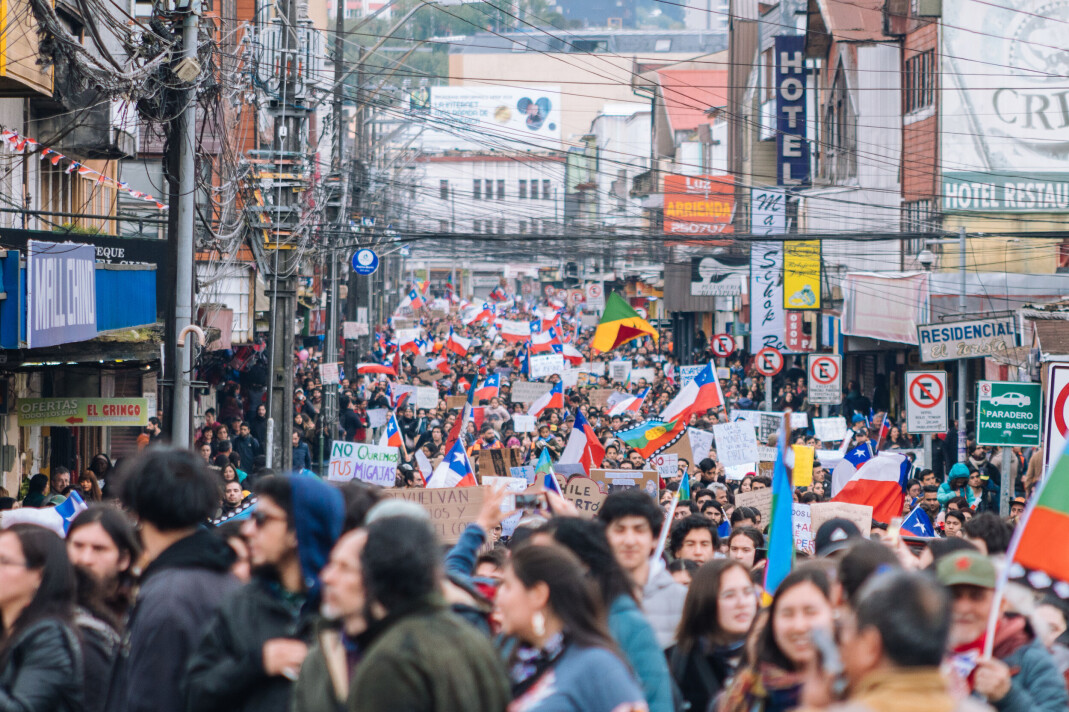 Vedtaket understreket også hvor dyptgående landets politikk har endret seg det siste tiåret, mener Rolando Jiménez, en av lederne for Movilh, en ledende organisasjon for homofiles rettigheter i Chile. Bilde fra en protest i 2019, der chilenere tok til gatene i protest over landets grunnlov. Vedtaket understreket også hvor dyptgående landets politikk har endret seg det siste tiåret, mener Rolando Jiménez, en av lederne for Movilh, en ledende organisasjon for homofiles rettigheter i Chile. Bilde fra en protest i 2019, der chilenere tok til gatene i protest over landets grunnlov.
