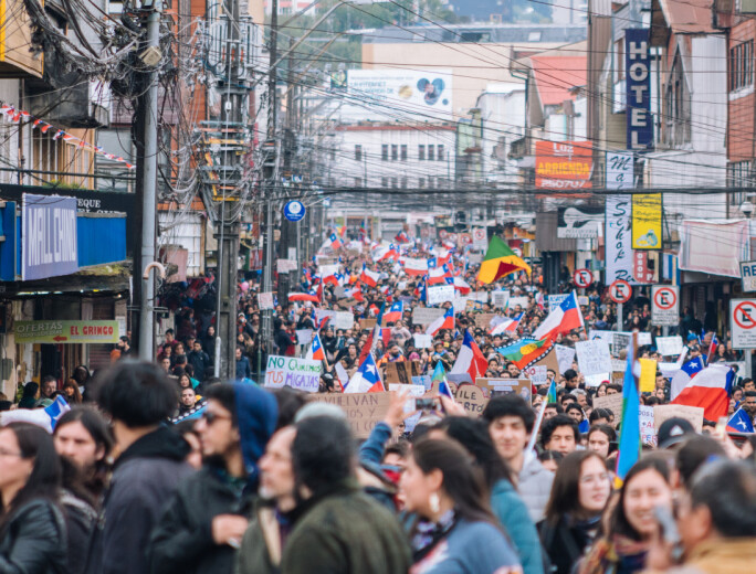 Vedtaket understreket også hvor dyptgående landets politikk har endret seg det siste tiåret, mener Rolando Jiménez, en av lederne for Movilh, en ledende organisasjon for homofiles rettigheter i Chile. Bilde fra en protest i 2019, der chilenere tok til gatene i protest over landets grunnlov.