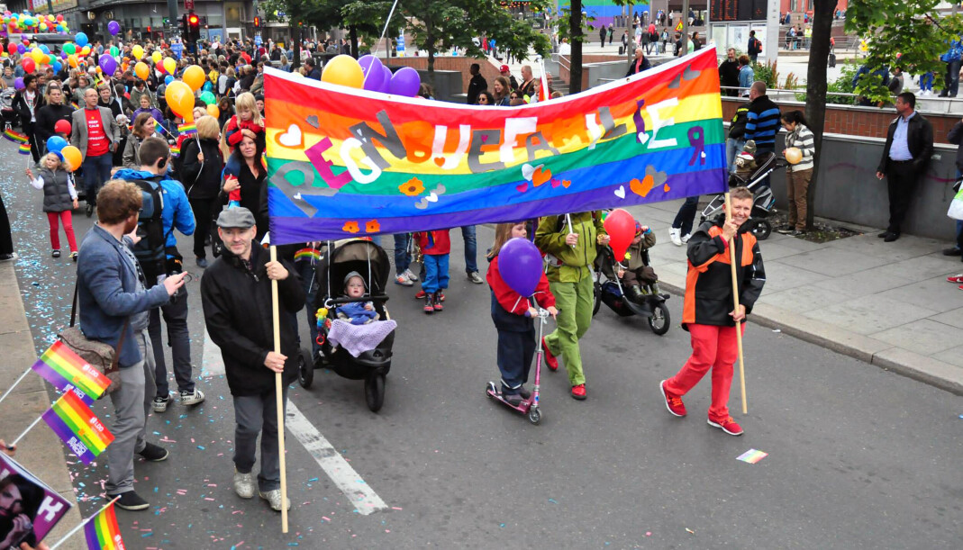 Regnbuefamilier i paraden under Oslo Pride 2014. EU slår nå fast at alle barn av likekjønnede foreldre har rett til å anerkjennes i unionens medlemsland, selv når de er statsborgere i land som ikke anerkjenner likekjønnede som juridiske foreldre. Regnbuefamilier i paraden under Oslo Pride 2014. EU slår nå fast at alle barn av likekjønnede foreldre har rett til å anerkjennes i unionens medlemsland, selv når de er statsborgere i land som ikke anerkjenner likekjønnede som juridiske foreldre.
