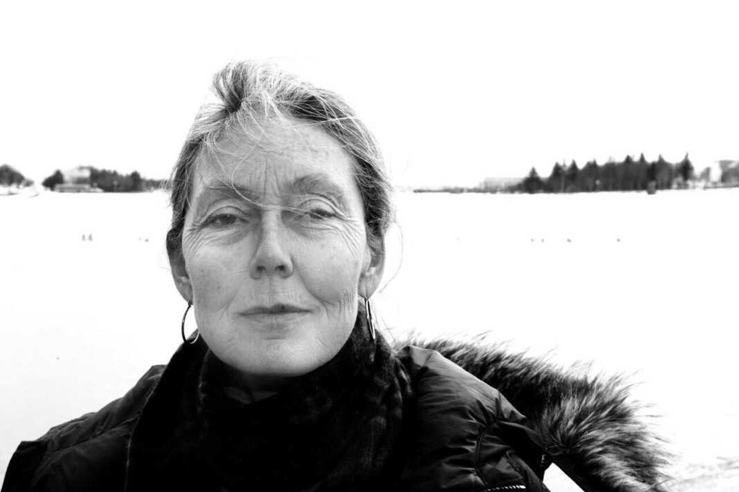 Anne Carson ble født i Toronto i Canada i 1950 og hun regnes som en av Nord-Amerikas fremste samtidspoeter. I tillegg til å jobbe som professor i klassiske studier er hun essayist, forfatter og oversetter fra latin og gresk. Anne Carson ble født i Toronto i Canada i 1950 og hun regnes som en av Nord-Amerikas fremste samtidspoeter. I tillegg til å jobbe som professor i klassiske studier er hun essayist, forfatter og oversetter fra latin og gresk.
