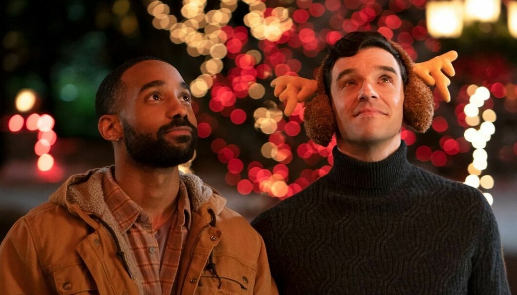 Philemon Chambers og Michael Urie spiller hovedrollene i Netflix sin nye julefilm «Single All The Way».