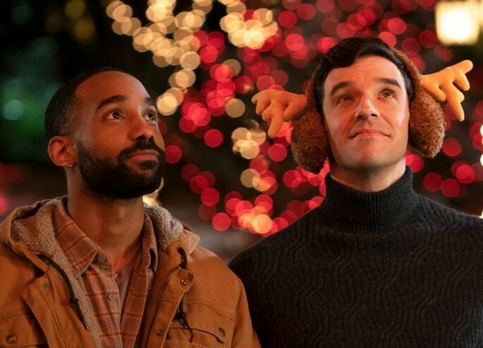 Philemon Chambers og Michael Urie spiller hovedrollene i Netflix sin nye julefilm «Single All The Way».