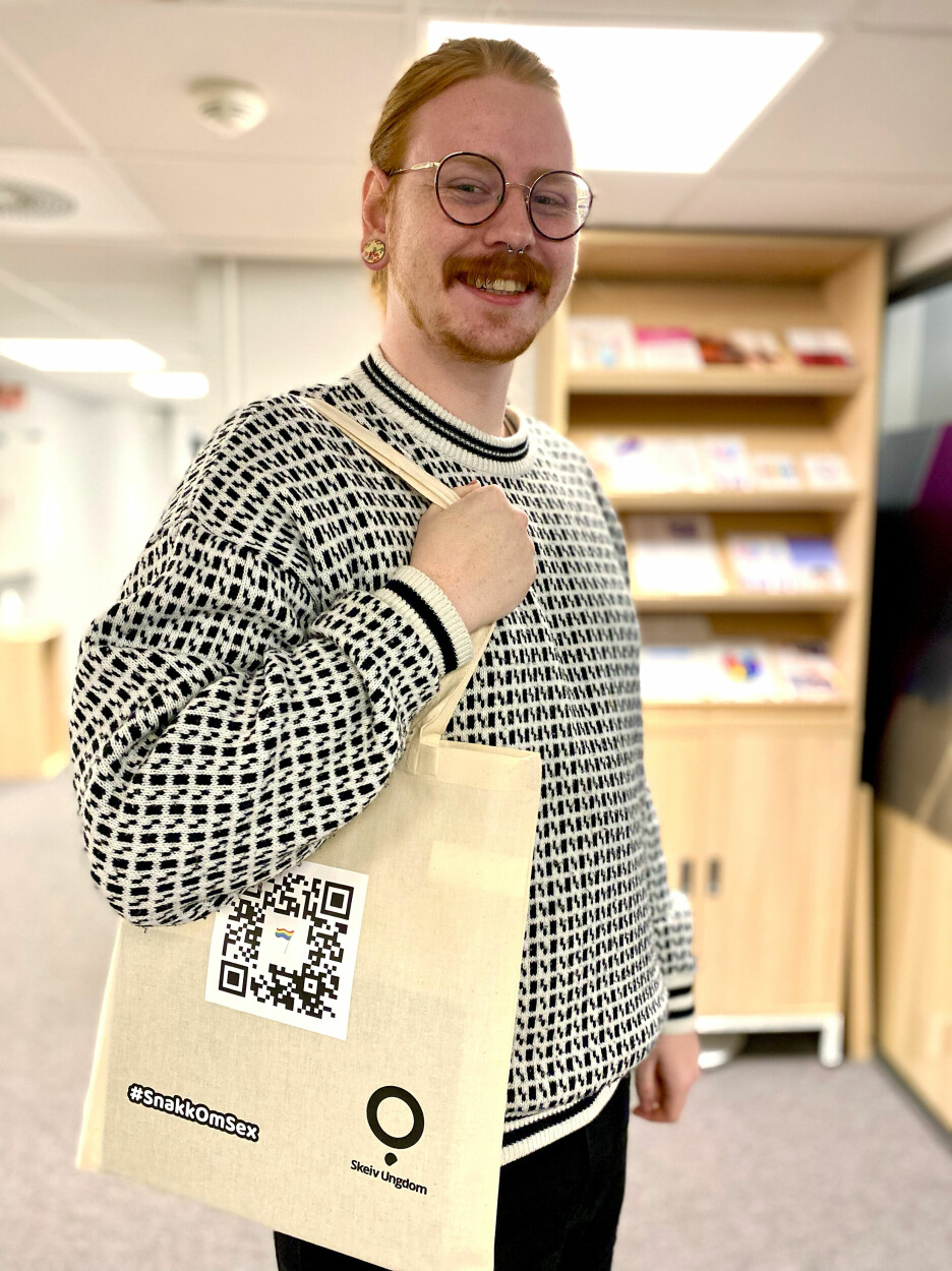 Skeiv Ungdom-leder Odd Thomassen poserer med #SnakkOmDet-kampanjens handlenett.