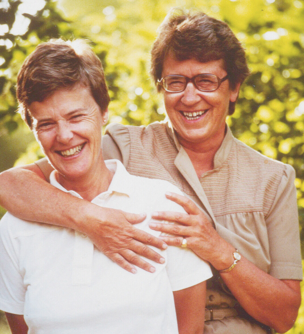 Bildet på forsiden av «To kvinner - Karen-Christine Friele og Wenche Lowzow forteller til B. G. Olsen», som kom ut i 1983.