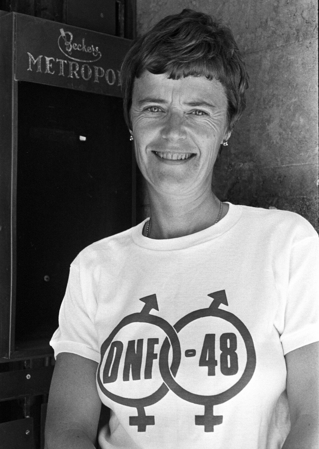 Kim Friele utenfor Metropol i 1977, midt i striden, tre år etter at Sverre Knutsen, en av lederne i AKP-ml- bevegelsen, i notatet «Framlegg til fråsegn om homofili», beskrev homofili som et seksuelt avvik og en form for borgerlig dekadanse. I 1979 fordømte AKP «fråsegna».