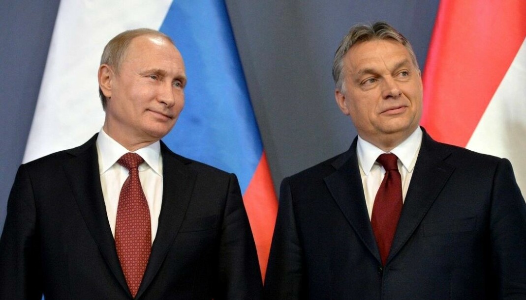 Ungarns statsminister Victor Orbán (t.v) søker nye allierte etter å ha blitt kastet ut av Det europeiske folkeparti (EEP). Her avbildet under et møte med Russlands president Vladimir Putin i 2015.
