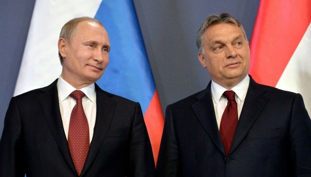 Ungarns statsminister Victor Orbán (t.v) søker nye allierte etter å ha blitt kastet ut av Det europeiske folkeparti (EEP). Her avbildet under et møte med Russlands president Vladimir Putin i 2015. Ungarns statsminister Victor Orbán (t.v) søker nye allierte etter å ha blitt kastet ut av Det europeiske folkeparti (EEP). Her avbildet under et møte med Russlands president Vladimir Putin i 2015.