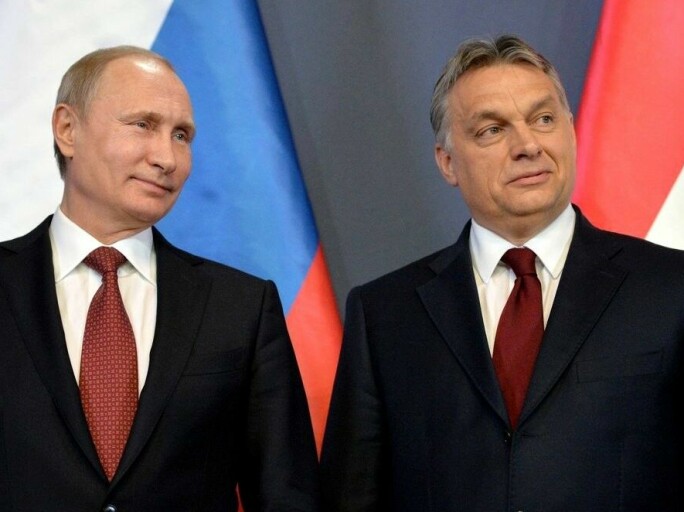 Ungarns statsminister Victor Orbán (t.v) søker nye allierte etter å ha blitt kastet ut av Det europeiske folkeparti (EEP). Her avbildet under et møte med Russlands president Vladimir Putin i 2015.