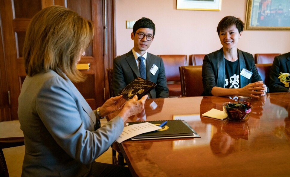 Aktivist og popstjerne Denise Ho ble arrestert i sitt hjem for å ha konspirert mot kinesiske myndigheter. Her avbildet (t.h) under et møte med speaker i Representantenes hus i USA, Nancy Pelosi i Washington i 2019.